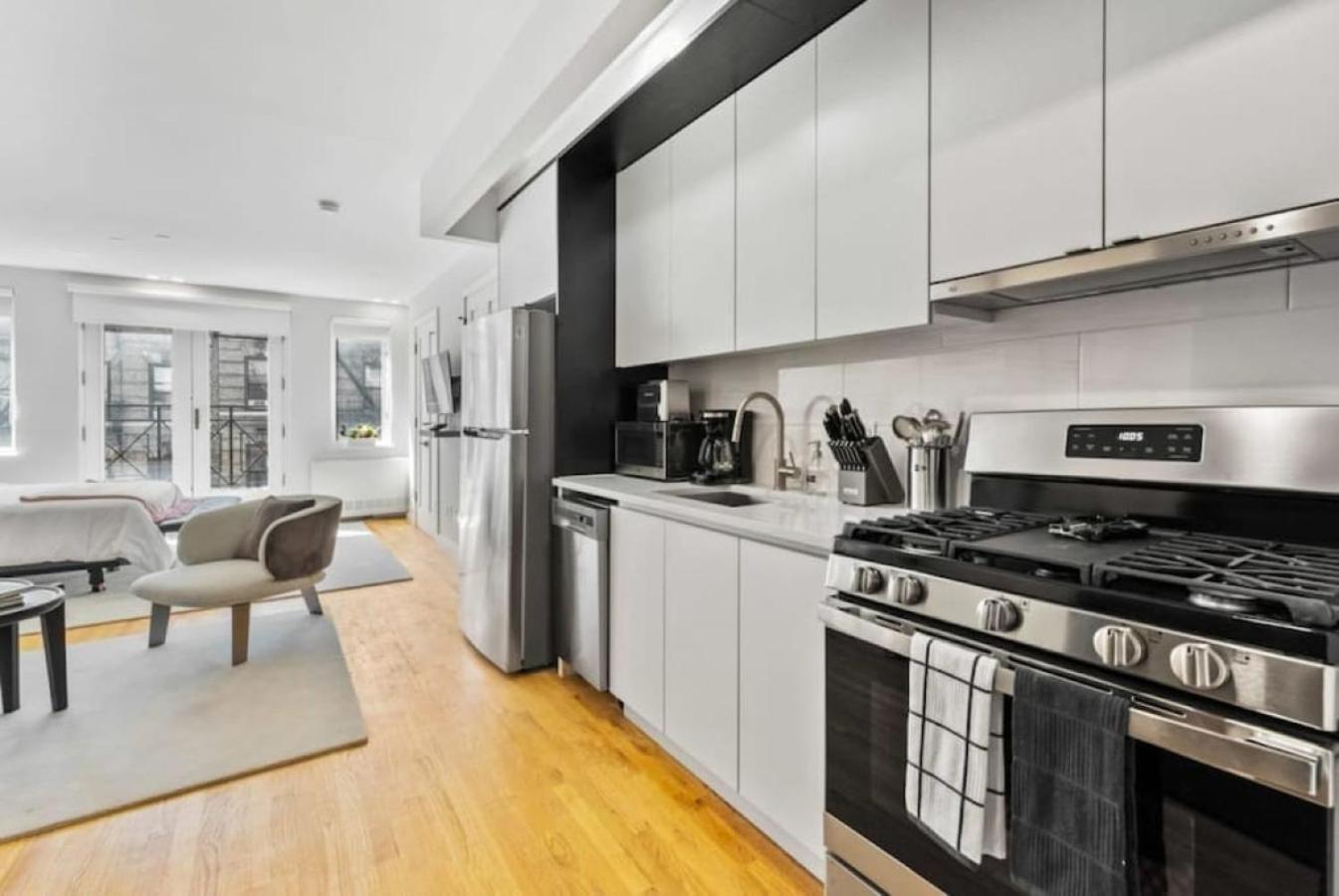 Luxe Studio With Charming Juliet Balcony Apartman New York Kültér fotó